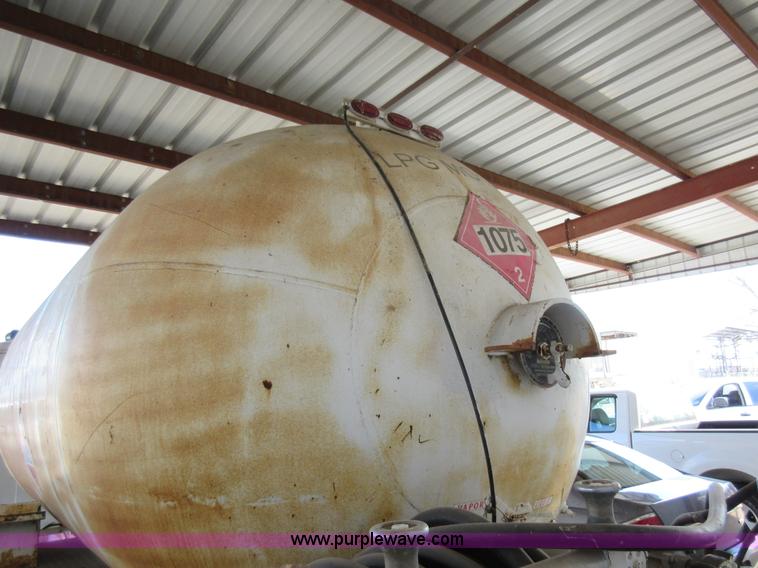 image for item AW9099 1993 International 4900 propane delivery truck