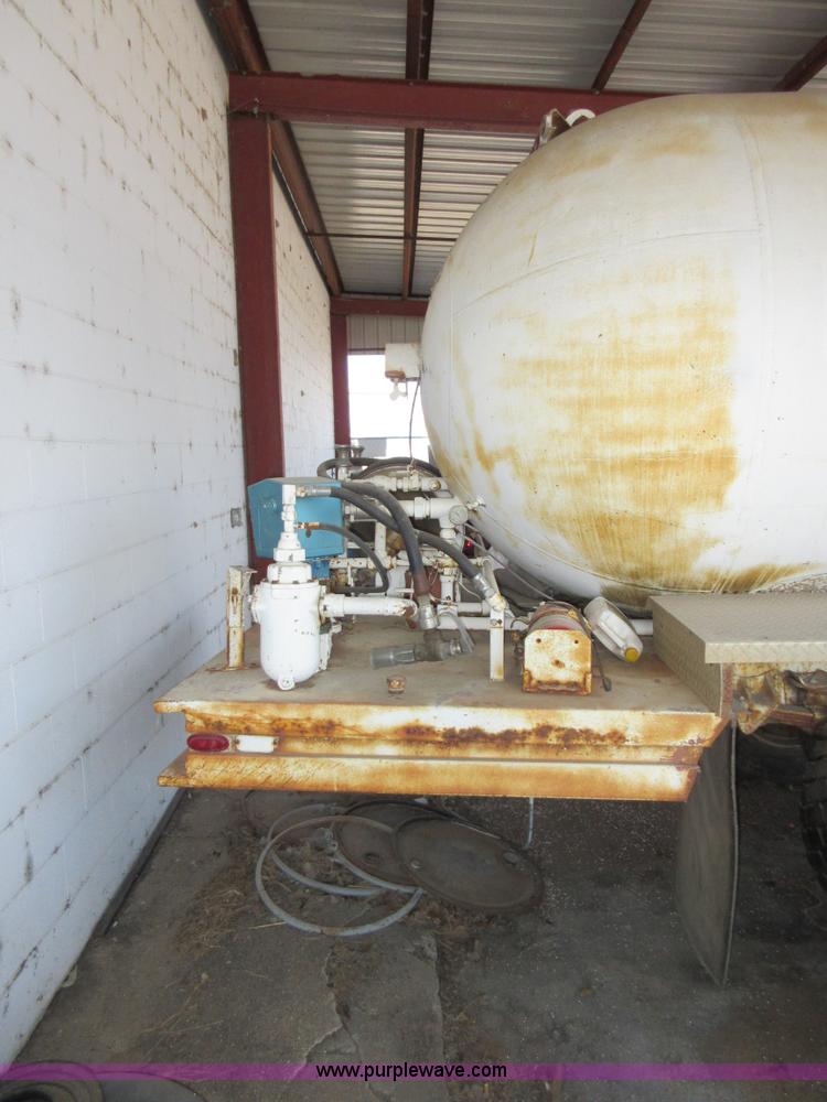 image for item AW9099 1993 International 4900 propane delivery truck