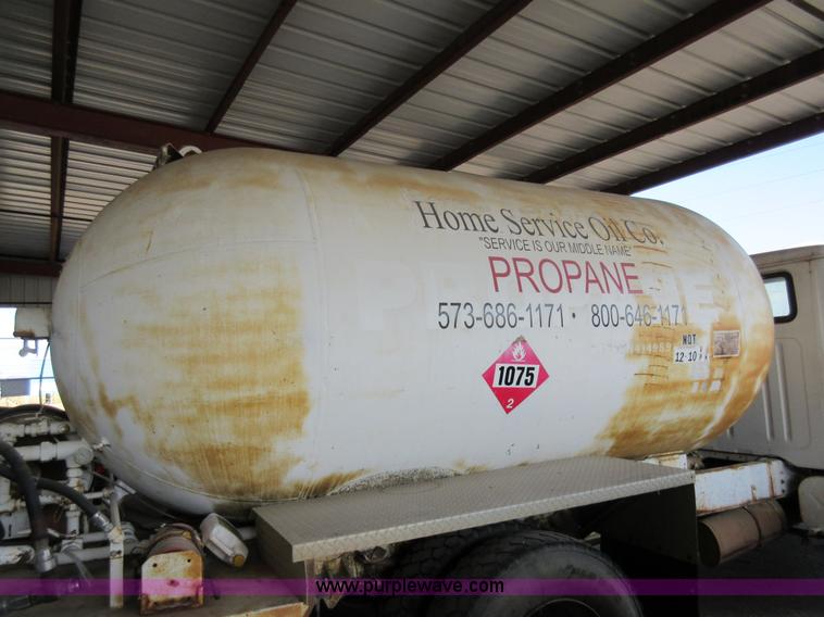 image for item AW9099 1993 International 4900 propane delivery truck