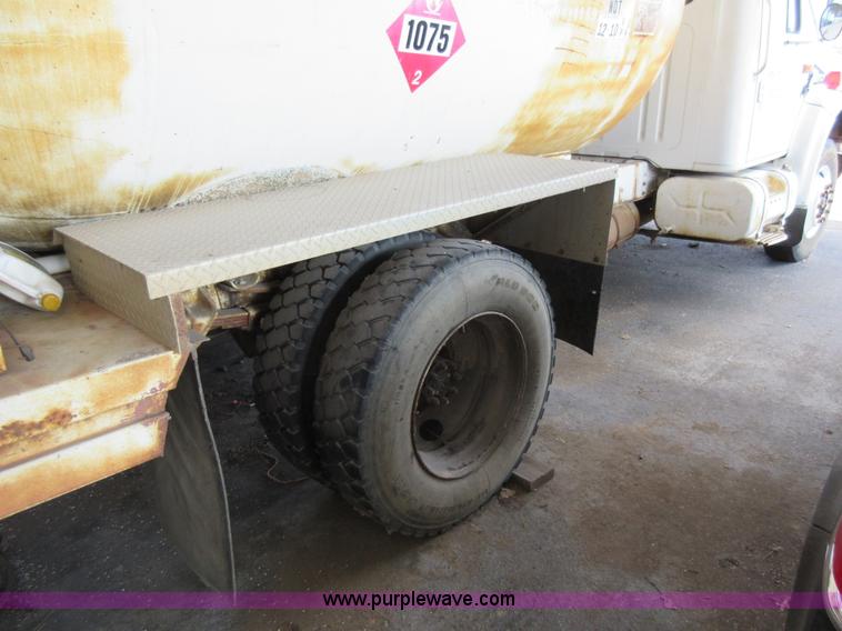 image for item AW9099 1993 International 4900 propane delivery truck