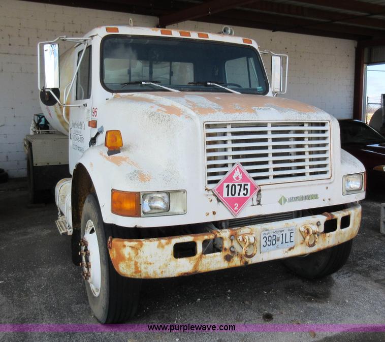 image for item AW9099 1993 International 4900 propane delivery truck