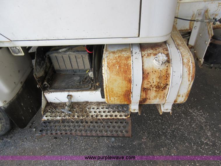 image for item AW9099 1993 International 4900 propane delivery truck