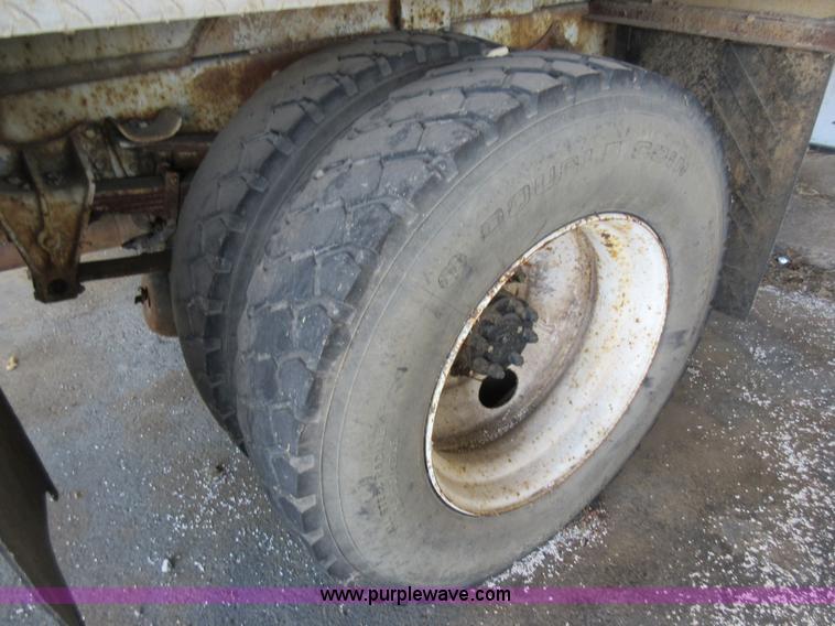 image for item AW9099 1993 International 4900 propane delivery truck