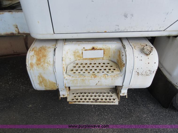 image for item AW9099 1993 International 4900 propane delivery truck