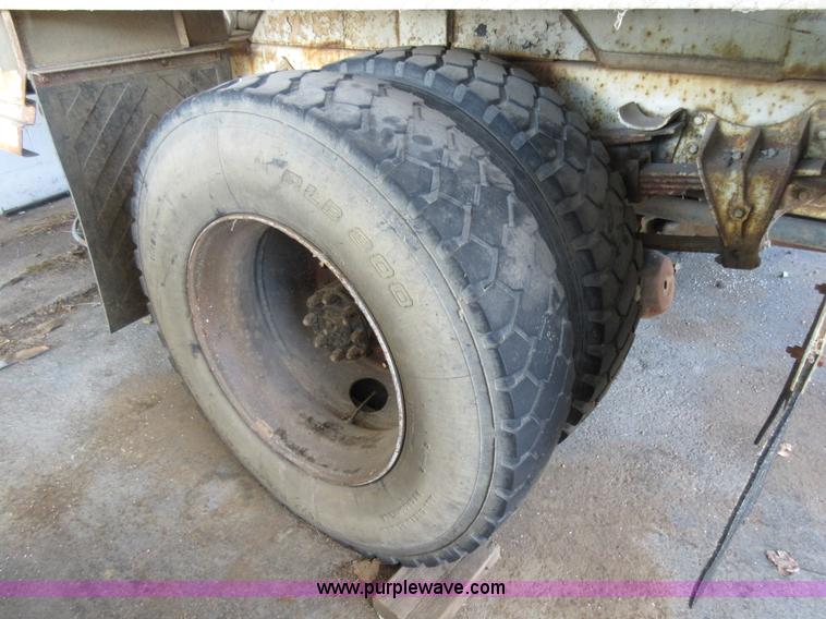 image for item AW9099 1993 International 4900 propane delivery truck