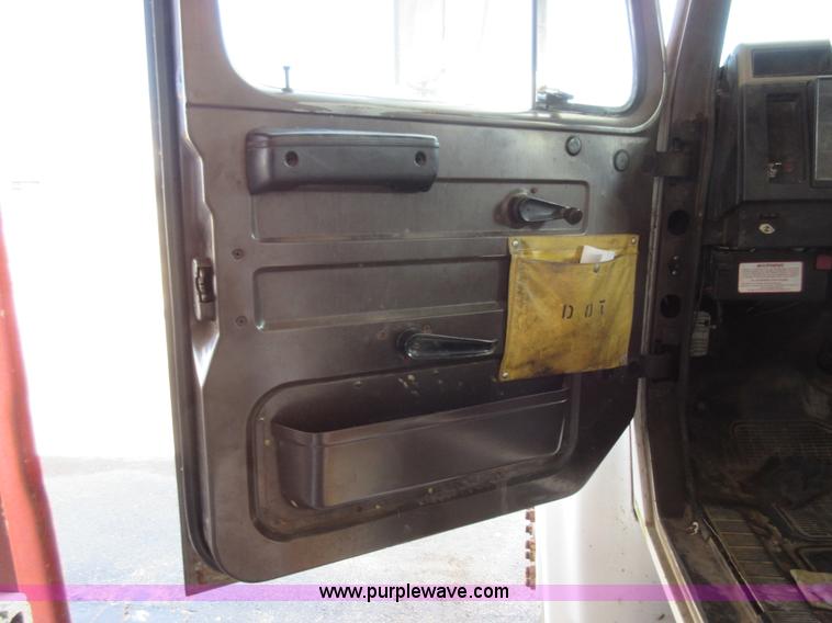 image for item AW9099 1993 International 4900 propane delivery truck