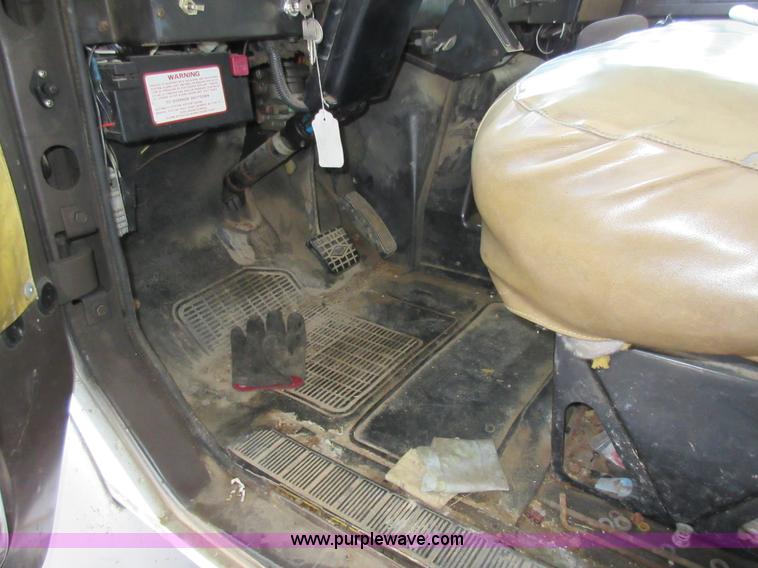 image for item AW9099 1993 International 4900 propane delivery truck