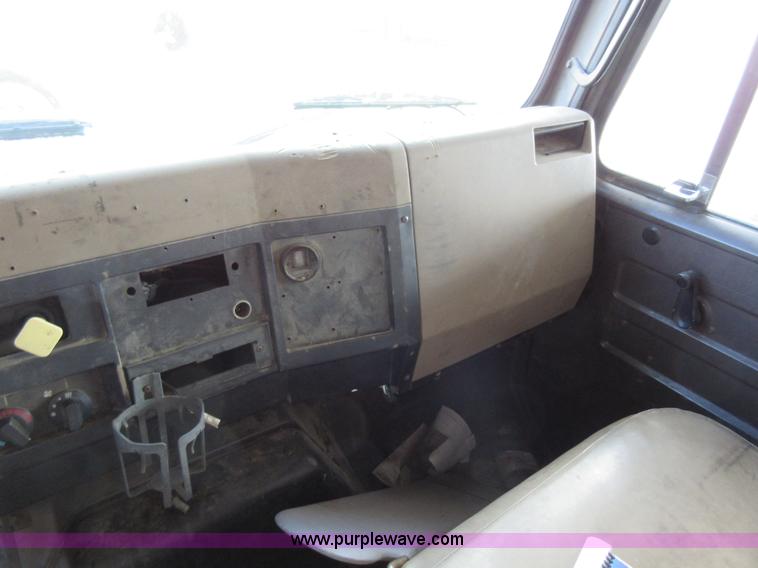 image for item AW9099 1993 International 4900 propane delivery truck