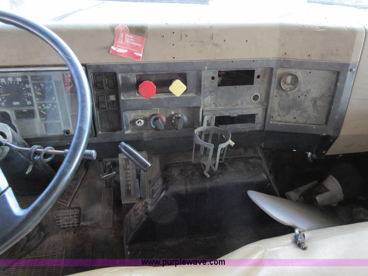 image for item AW9099 1993 International 4900 propane delivery truck