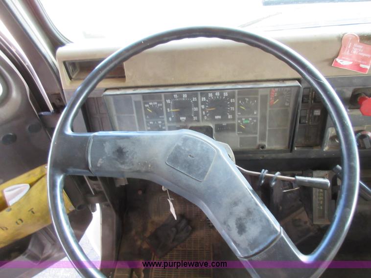 image for item AW9099 1993 International 4900 propane delivery truck