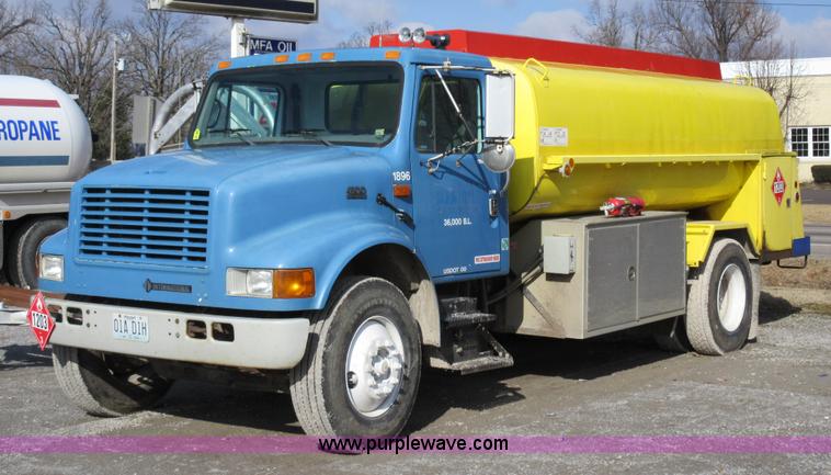 image for item AW9101 2001 International 4900 fuel delivery truck