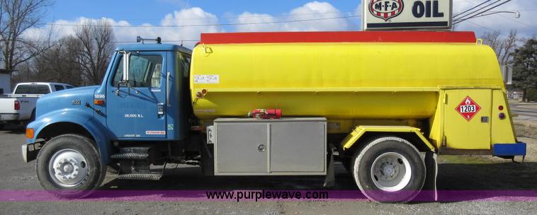 image for item AW9101 2001 International 4900 fuel delivery truck