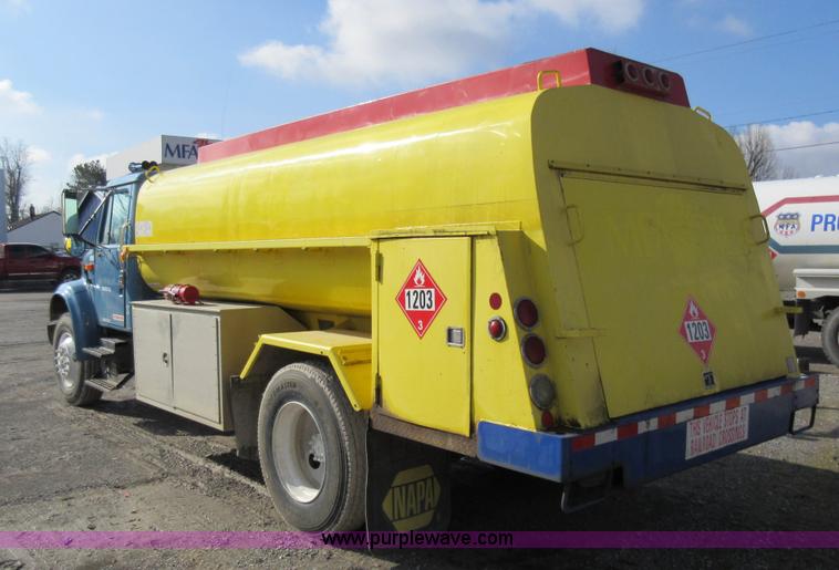 image for item AW9101 2001 International 4900 fuel delivery truck
