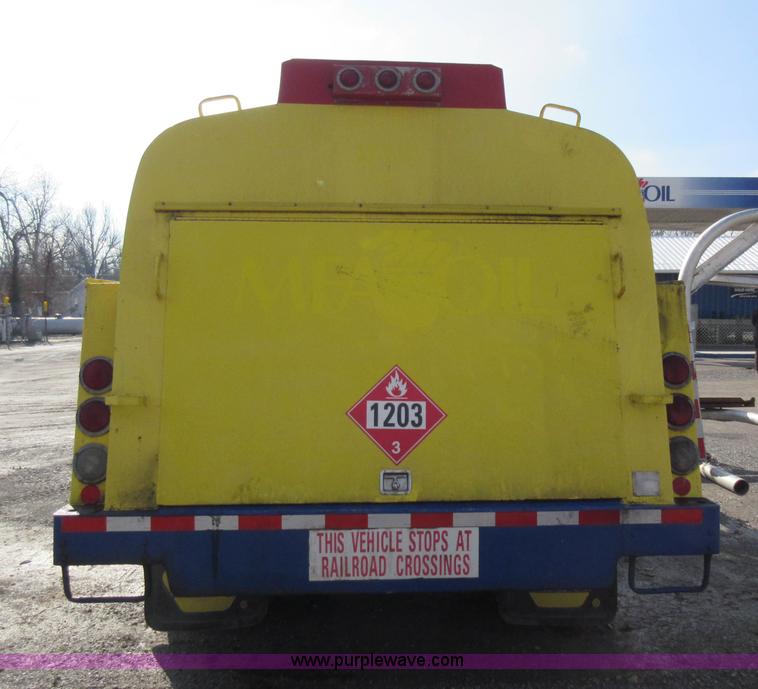 image for item AW9101 2001 International 4900 fuel delivery truck