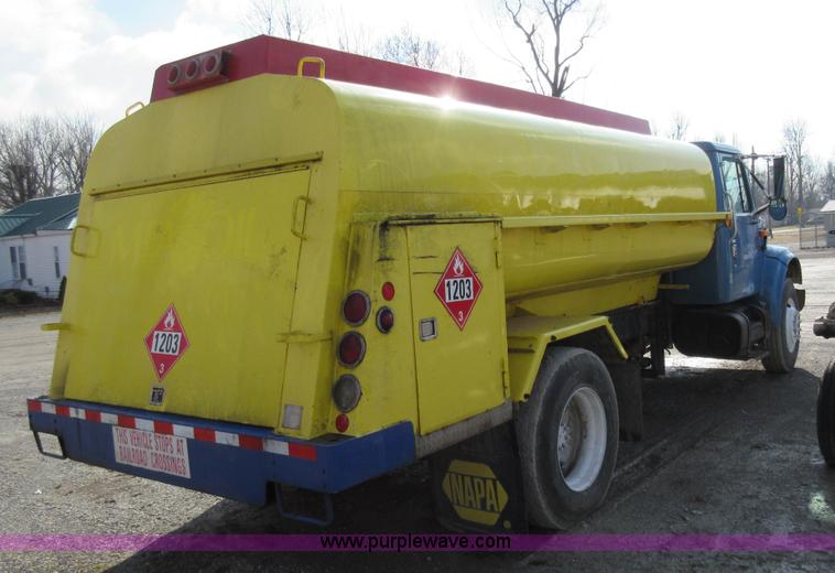 image for item AW9101 2001 International 4900 fuel delivery truck
