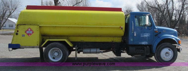 image for item AW9101 2001 International 4900 fuel delivery truck