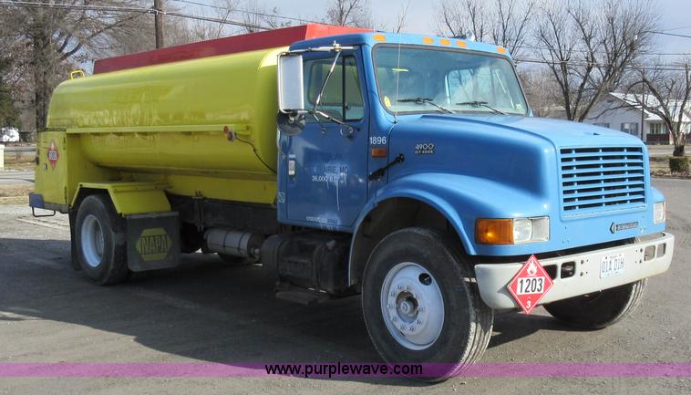 image for item AW9101 2001 International 4900 fuel delivery truck