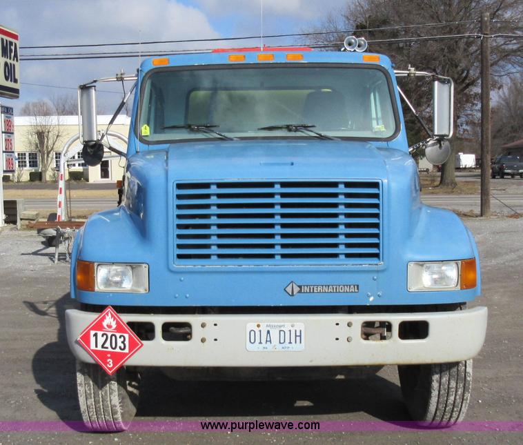 image for item AW9101 2001 International 4900 fuel delivery truck