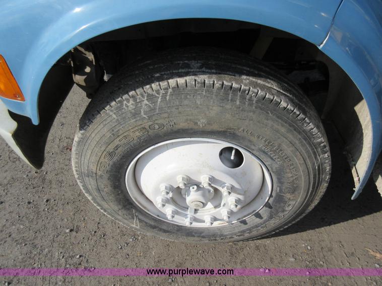 image for item AW9101 2001 International 4900 fuel delivery truck