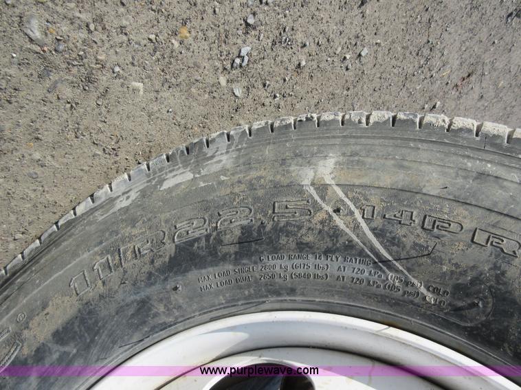 image for item AW9101 2001 International 4900 fuel delivery truck