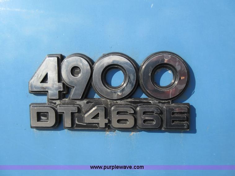 image for item AW9101 2001 International 4900 fuel delivery truck