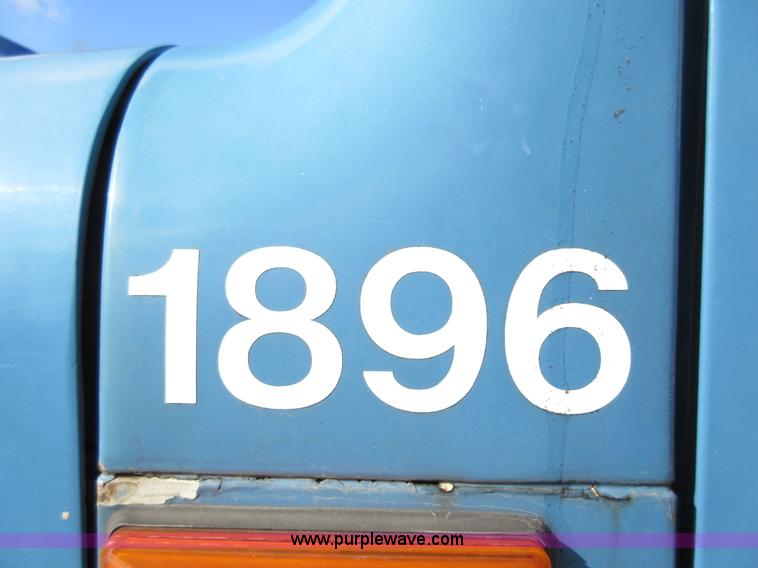 image for item AW9101 2001 International 4900 fuel delivery truck