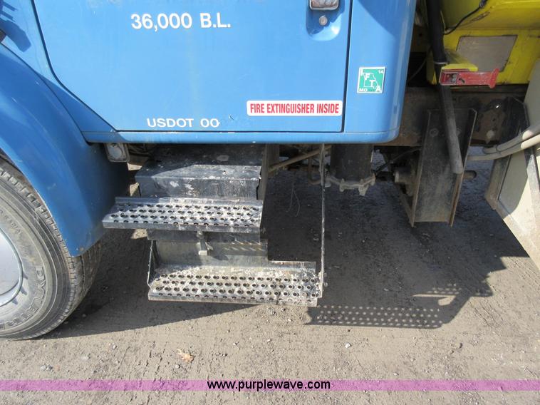 image for item AW9101 2001 International 4900 fuel delivery truck