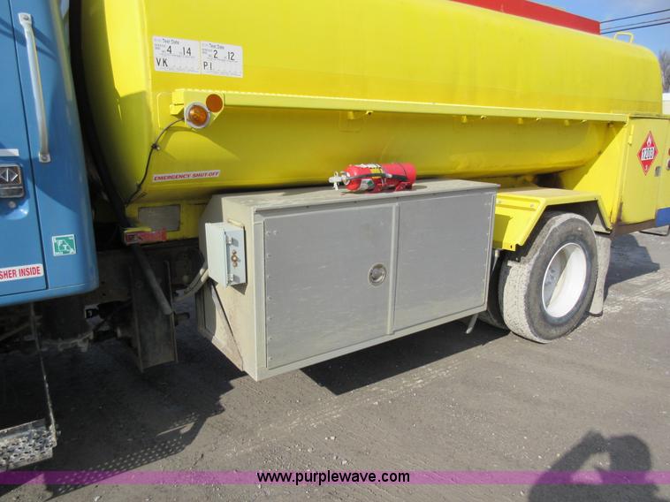 image for item AW9101 2001 International 4900 fuel delivery truck