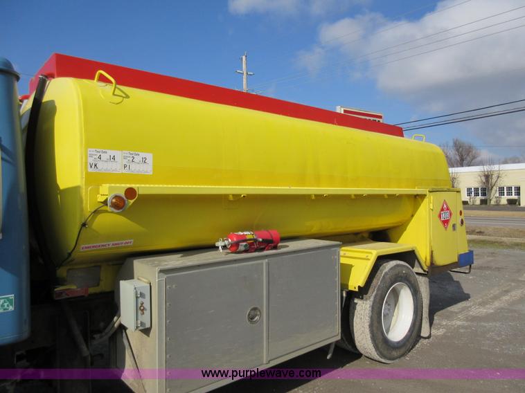 image for item AW9101 2001 International 4900 fuel delivery truck
