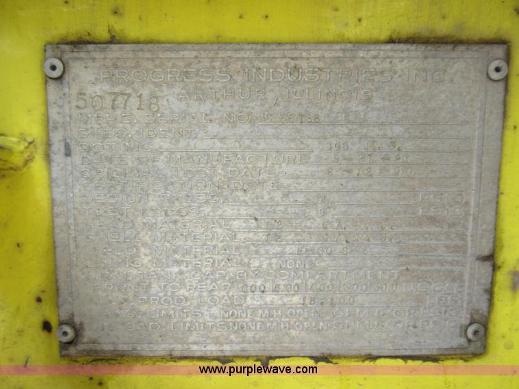 image for item AW9101 2001 International 4900 fuel delivery truck