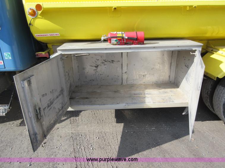 image for item AW9101 2001 International 4900 fuel delivery truck