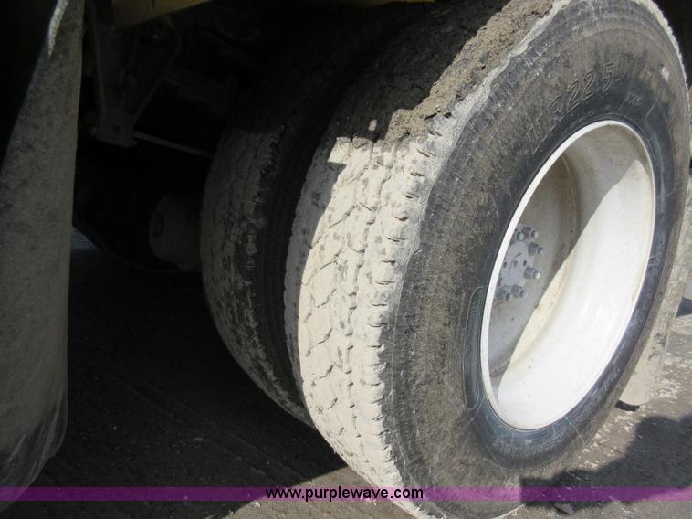 image for item AW9101 2001 International 4900 fuel delivery truck