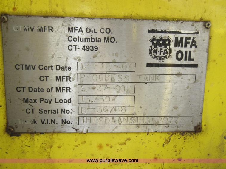 image for item AW9101 2001 International 4900 fuel delivery truck