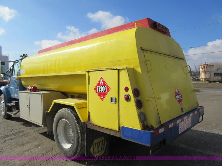 image for item AW9101 2001 International 4900 fuel delivery truck