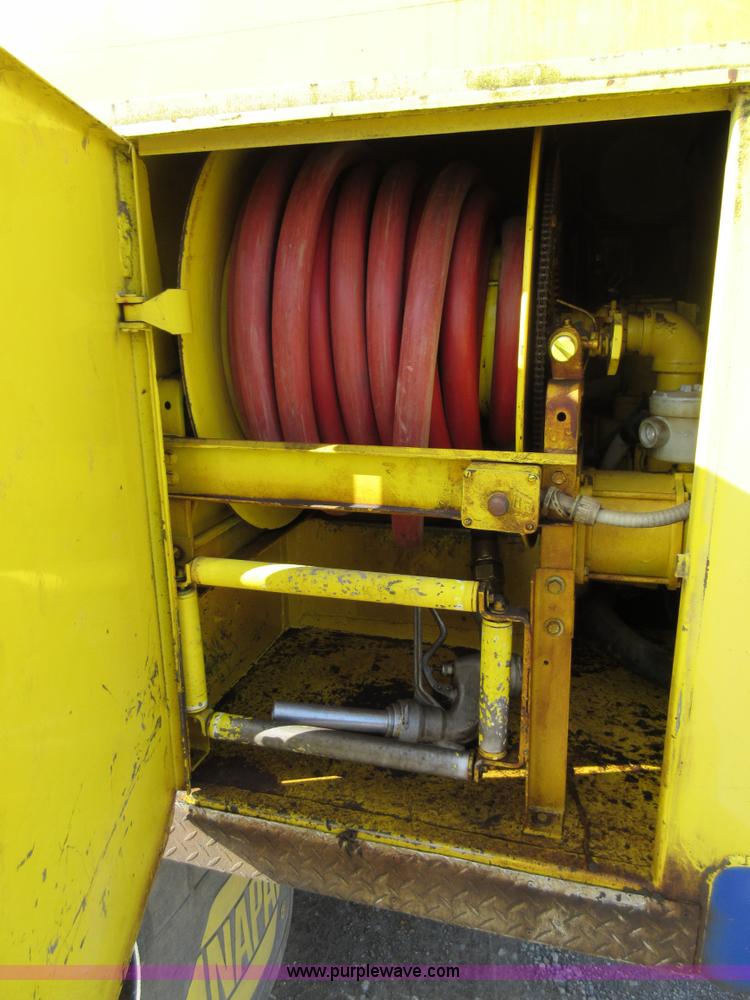 image for item AW9101 2001 International 4900 fuel delivery truck