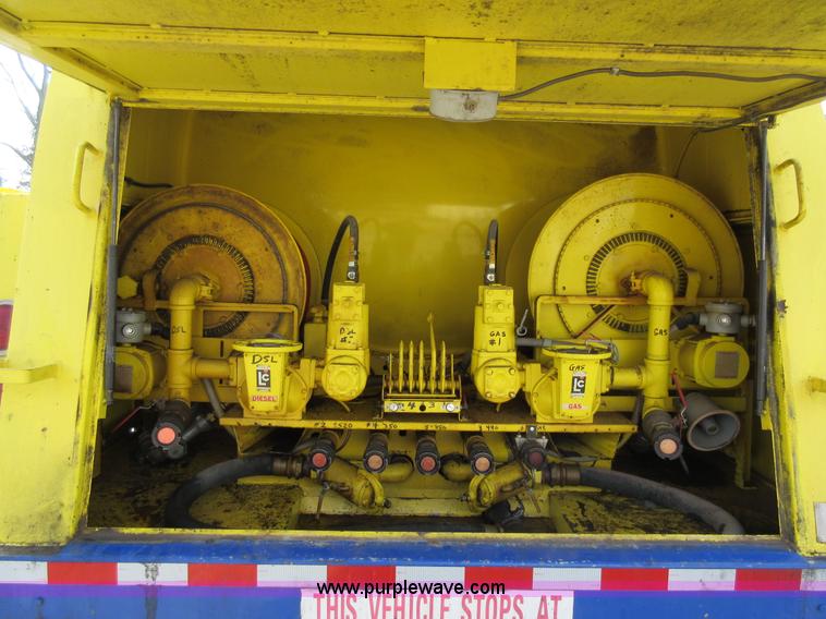 image for item AW9101 2001 International 4900 fuel delivery truck