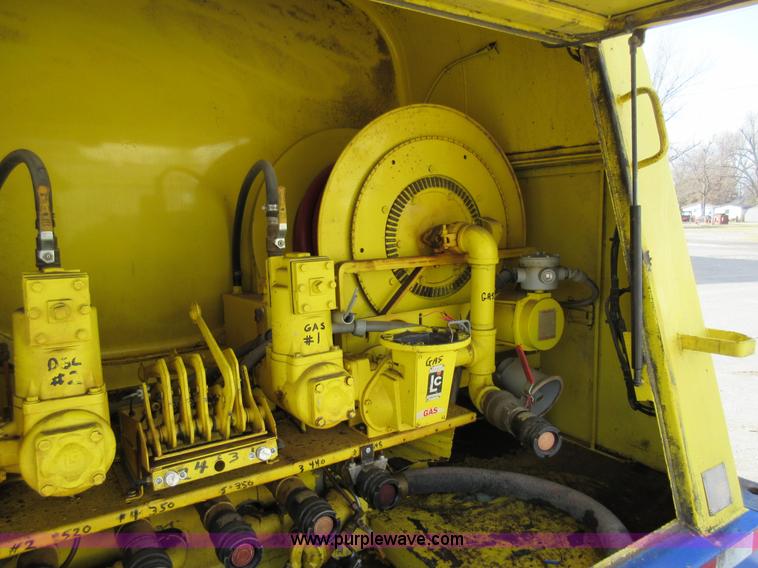 image for item AW9101 2001 International 4900 fuel delivery truck