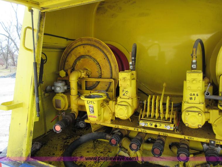 image for item AW9101 2001 International 4900 fuel delivery truck