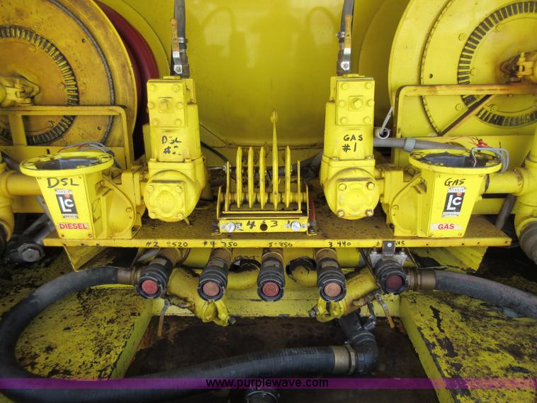 image for item AW9101 2001 International 4900 fuel delivery truck