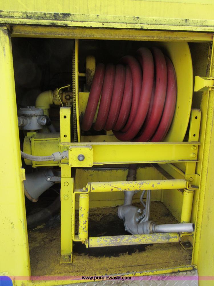 image for item AW9101 2001 International 4900 fuel delivery truck