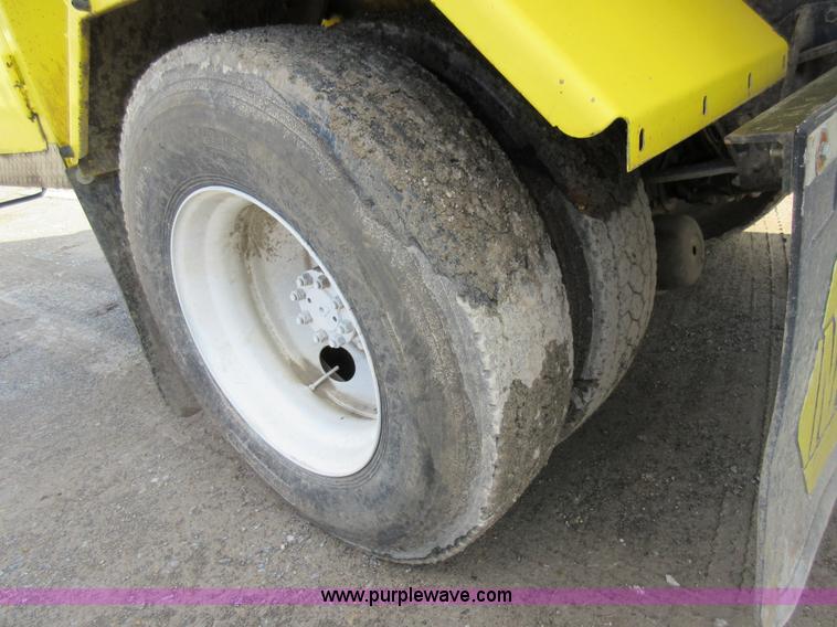 image for item AW9101 2001 International 4900 fuel delivery truck