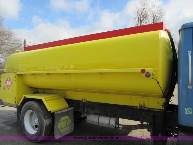 image for item AW9101 2001 International 4900 fuel delivery truck
