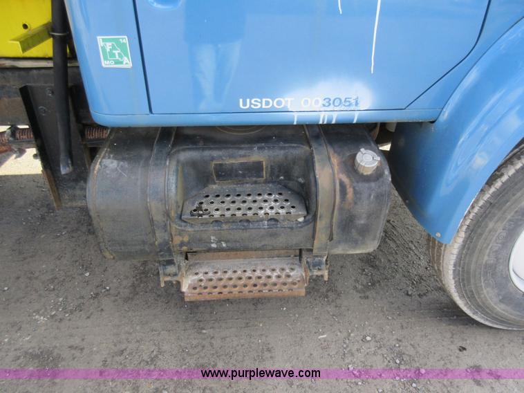 image for item AW9101 2001 International 4900 fuel delivery truck