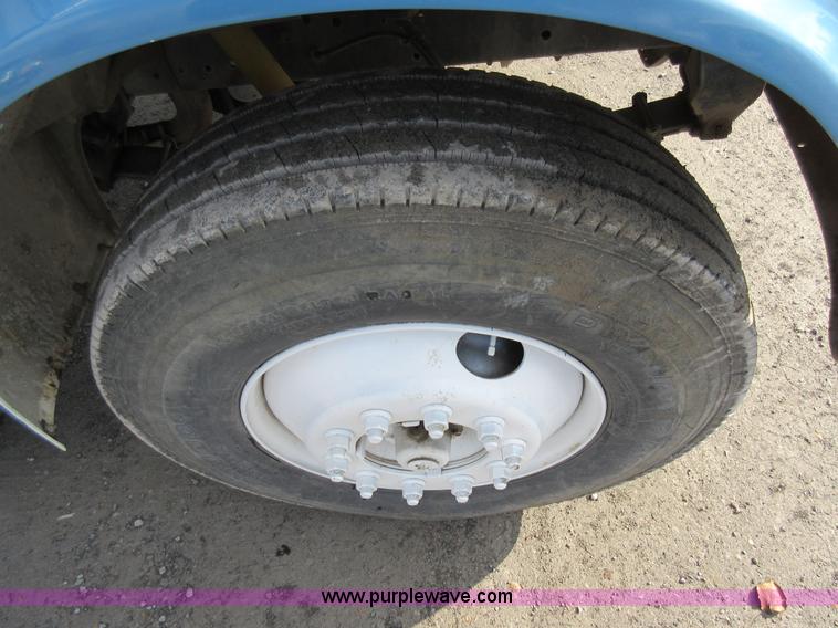 image for item AW9101 2001 International 4900 fuel delivery truck