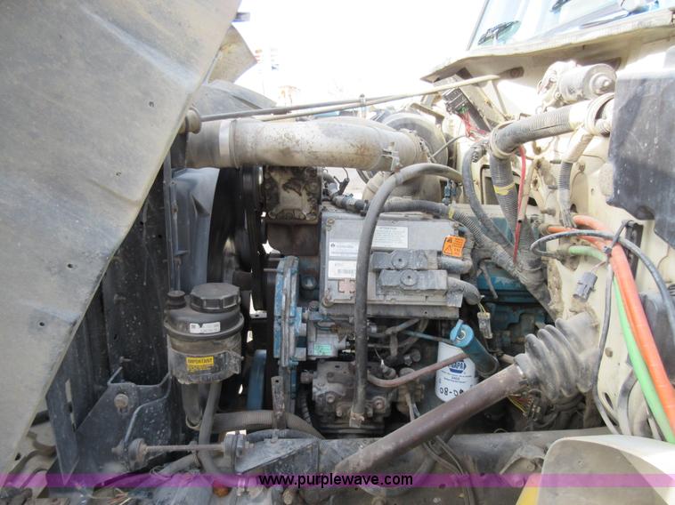 image for item AW9101 2001 International 4900 fuel delivery truck