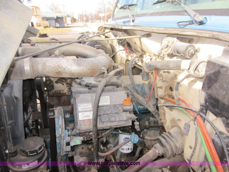 image for item AW9101 2001 International 4900 fuel delivery truck