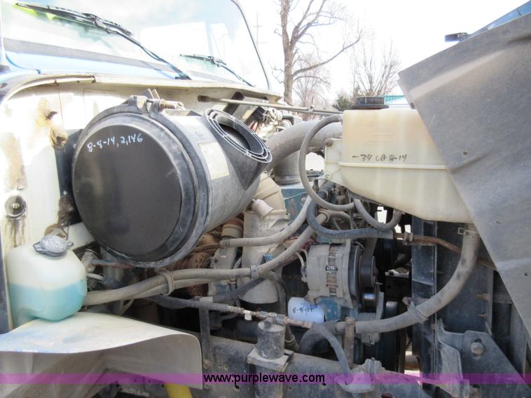 image for item AW9101 2001 International 4900 fuel delivery truck