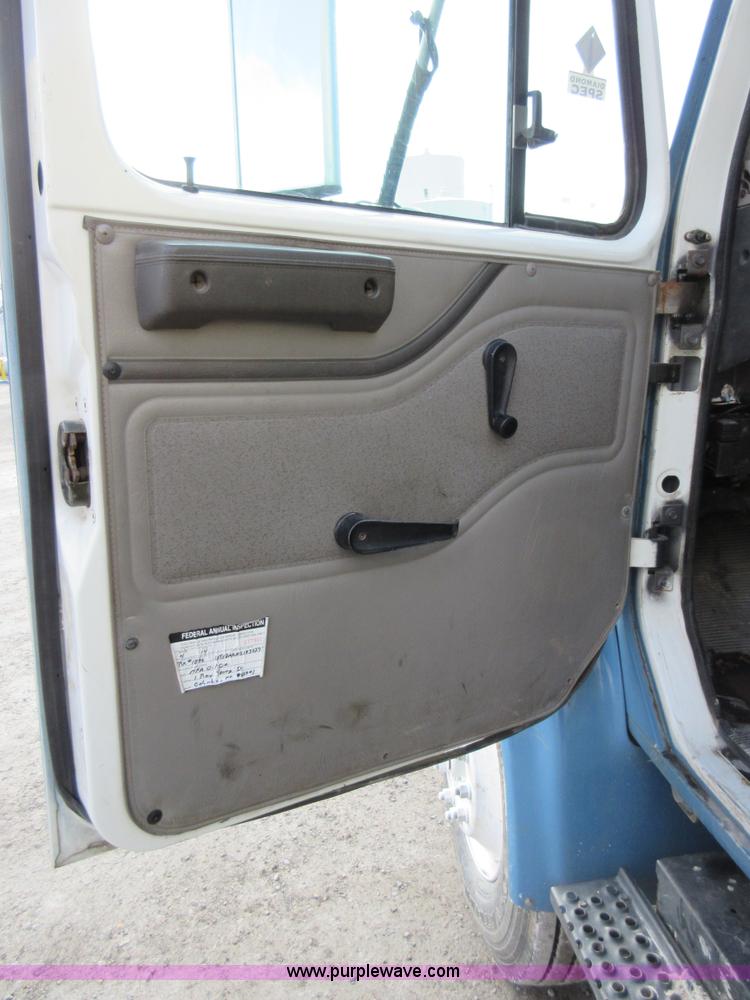 image for item AW9101 2001 International 4900 fuel delivery truck