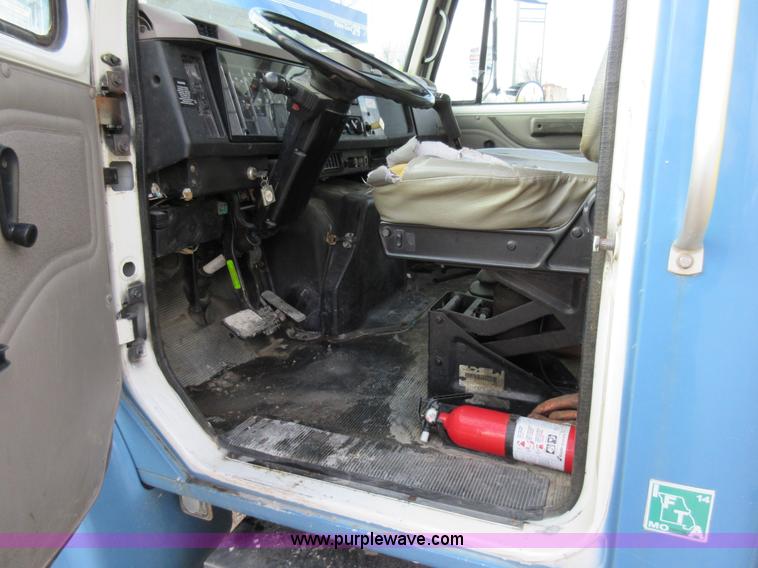 image for item AW9101 2001 International 4900 fuel delivery truck