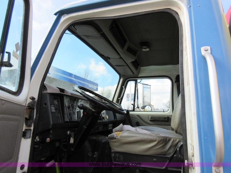 image for item AW9101 2001 International 4900 fuel delivery truck